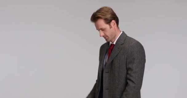 Hombre Negocios Moda Entrando Arreglando Abrigo Posando Arreglando Corbata Girando — Vídeo de stock