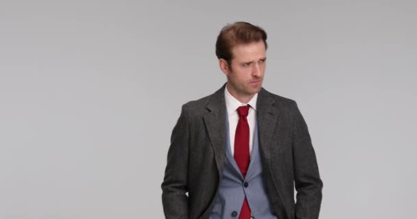 Junger Gutaussehender Geschäftsmann Steckt Seine Hände Die Taschen Posiert Mit — Stockvideo
