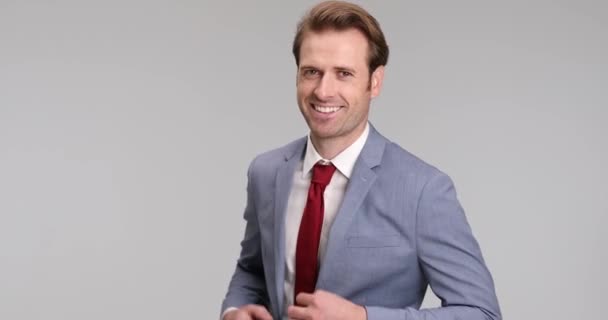 Junger Gutaussehender Geschäftsmann Lächelt Öffnet Seine Jacke Steckt Seine Hände — Stockvideo