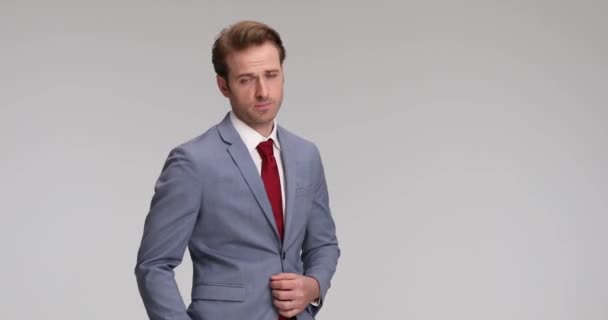 Mladý Obchodník Vejde Upraví Oblek Založí Ruce Prsou Strčí Ruce — Stock video