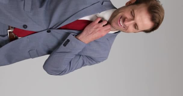 Vidéo Verticale Bel Homme Affaires Fixant Cravate Riant Mettant Ses — Video