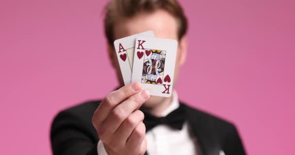 Sexy Elegante Empresário Preto Smoking Escondendo Atrás Cartões Mostrando Com — Vídeo de Stock