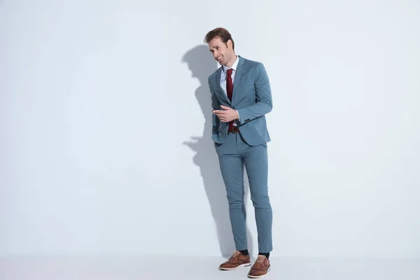 Joven Feliz Traje Elegante Mirando Lado Sonriendo Cogido Mano Bolsillo —  Fotos de Stock