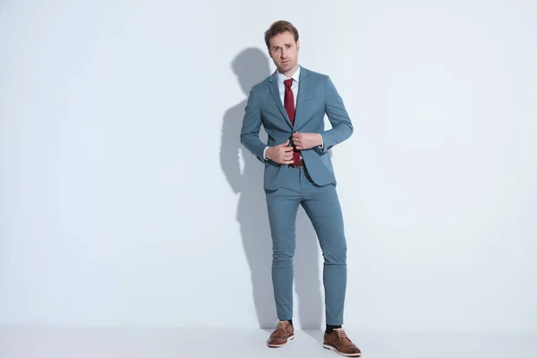 Full Body Picture Sexy Unshaved Man Unbuttoning Elegant Blue Suit — Stock Photo, Image