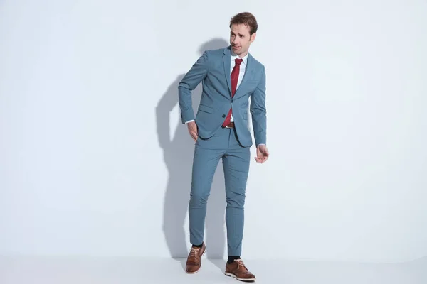 Ganzkörperbild Eines Glücklichen Jungen Geschäftsmannes Blauen Anzug Der Die Hand — Stockfoto