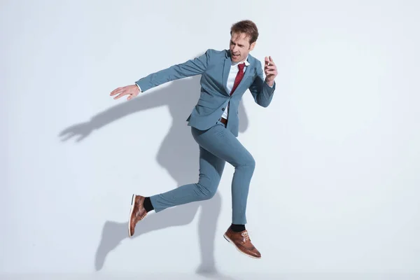 Zijaanzicht Van Dynamische Jonge Elegante Man Blauw Pak Zoek Naar — Stockfoto