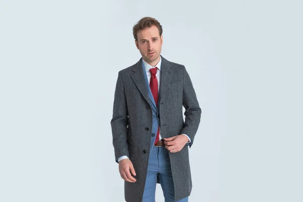 사업가가 파란색 양복을 코트를 비브를 포즈를 취하는 — 스톡 사진