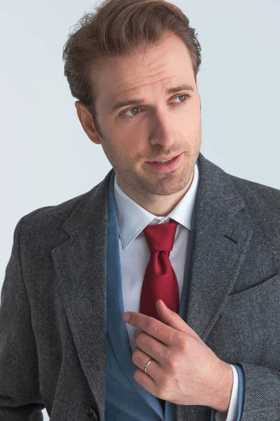 Retrato Homem Negócios Elegante Olhando Para Longe Vestindo Terno Casaco — Fotografia de Stock