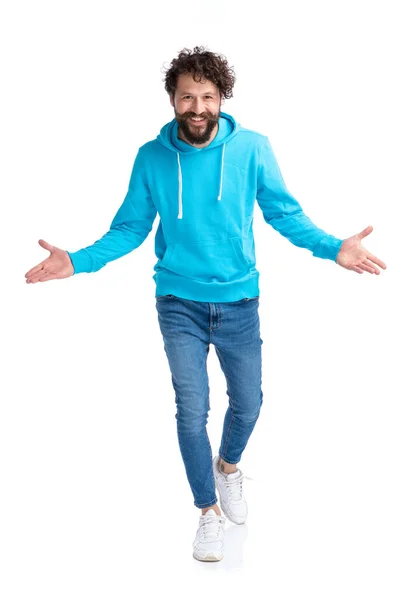 Enthousiaste Man Met Baard Blauwe Hoodie Openende Armen Omarmen Presenteren — Stockfoto