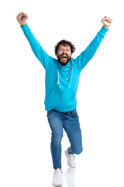 Счастливый Молодой Человек Длинной Бородой Держащий Руки Над Головой Смеющийся — стоковое фото