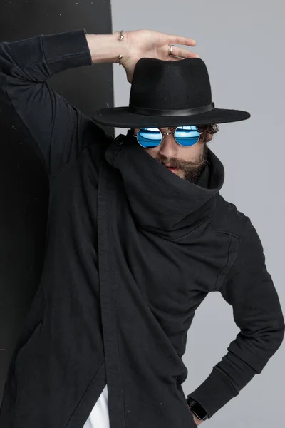 Cool Zigenare Modell Med Solglasögon Håller Hand Hatt Ett Sätt — Stockfoto