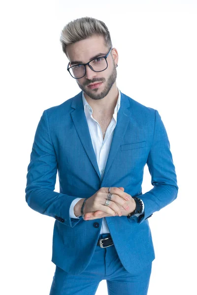 Elegante Giovane Abito Blu Con Occhiali Camicia Slegata Sfregamento Palme — Foto Stock