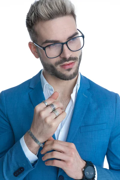 Retrato Joven Atractivo Traje Azul Con Camisa Desatada Gafas Mirando — Foto de Stock