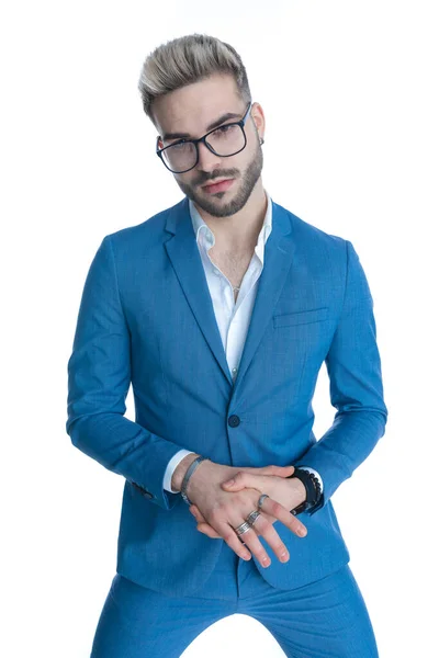 Mavi Takım Elbiseli Seksi Inek Işadamı Gözlüklü Bağlı Olmayan Gömlekli — Stok fotoğraf