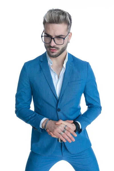 Retrato Hombre Moda Elegante Fresco Traje Azul Con Camisa Desatada — Foto de Stock