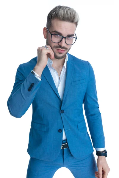 Šťastný Elegantní Podnikatel Modrém Obleku Rozvázanou Košilí Dotýkající Obličeje Usmívající — Stock fotografie
