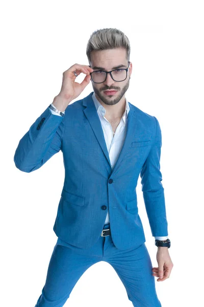Ελκυστικός Γενειοφόρος Επιχειρηματίας Μπλε Κοστούμι Χαλαρό Πουκάμισο Που Προσαρμόζει Γυαλιά — Φωτογραφία Αρχείου