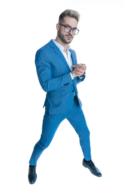 Hombre Negocios Serio Traje Azul Con Camisa Desatada Anteojos Frotando —  Fotos de Stock