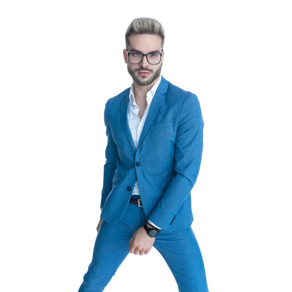 Fresco Uomo Non Rasato Elegante Abito Blu Con Camicia Slegata — Foto Stock