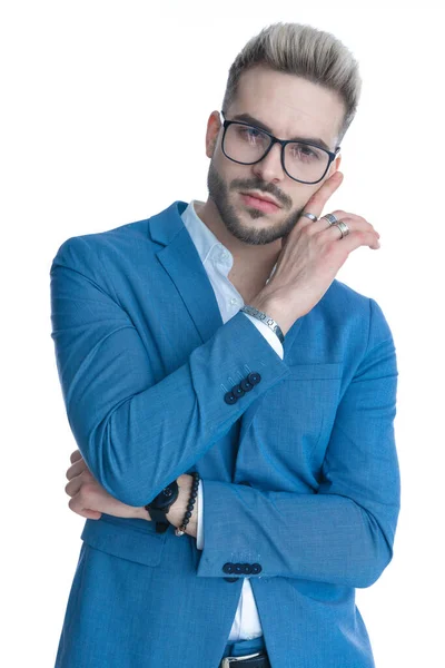 Retrato Joven Sexy Traje Azul Con Camisa Desatada Anteojos Brazos —  Fotos de Stock