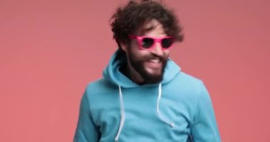 Sıradan bir adam koşuyor, heyecanlı ve enerji dolu, birini selamlıyor, tezahürat yapıyor ve başarıyı kutluyor.