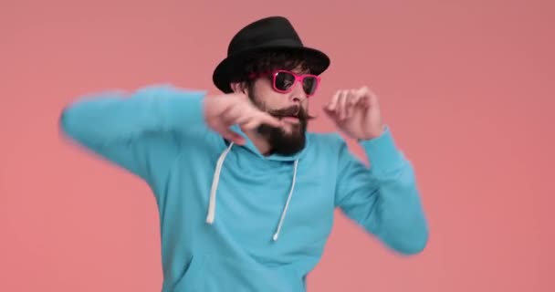 Hipster Mit Coolem Bart Und Sonnenbrille Tanzt Vor Energie Und — Stockvideo