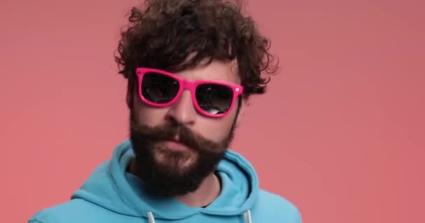 Hipster Draagt Een Roze Zonnebril Een Baard Zet Zijn Hoed — Stockvideo