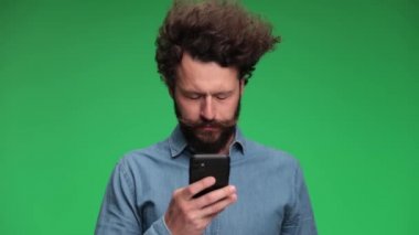 Çekici bir manken telefonundaki şok edici bir şeye bakıyor, gözlüklerini takıyor ve onları çıkarmaktan çok daha iyi hissediyor ve eğleniyor.