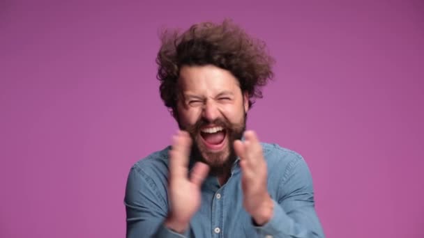 Atractivo Hombre Casual Celebrando Éxito Aplaudiendo Vitoreando — Vídeos de Stock