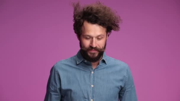 Joven Hombre Casual Ponderando Algo Tocando Barba Búsqueda Respuesta Sentirse — Vídeos de Stock