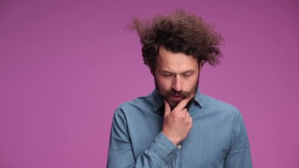 Een Jonge Man Krabde Aan Zijn Baard Dacht Aan Iets — Stockvideo