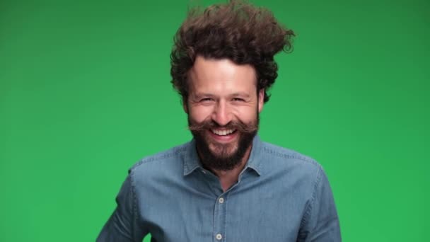 Homem Casual Sorrindo Para Câmera Sentindo Cada Vez Mais Divertido — Vídeo de Stock