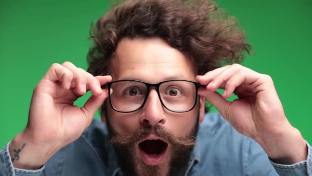Lässiger Junger Mann Erstaunt Über Das Durch Seine Brille Sieht — Stockvideo