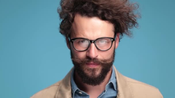 Nahaufnahme Eines Coolen Lässigen Mannes Mit Brille Schnurrbart Und Offenen — Stockvideo