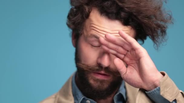 Kudrnatý Vlasový Muž Dlouhými Vousy Tření Očí Snaží Vidět Nasadit — Stock video