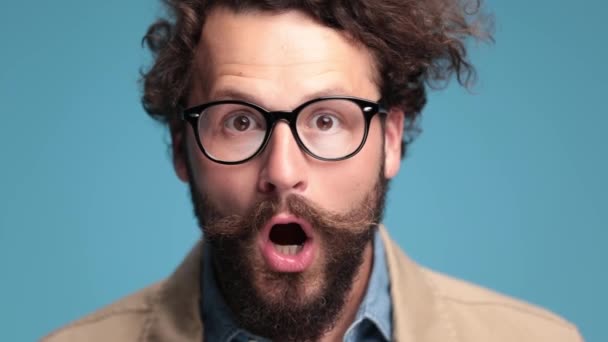 Shocked Casual Man Moustache Eyeglasses Opening Mouth Being Surprised Laughing — Vídeo de Stock