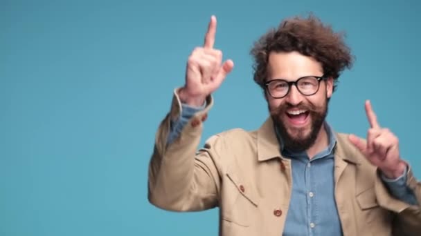 Glad Dansande Man Med Långt Skägg Och Mustasch Pekar Finger — Stockvideo