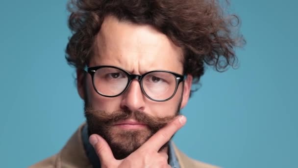 Close Casual Guy Moustache Beard Having Idea Thinking While Rubbing — Vídeo de Stock