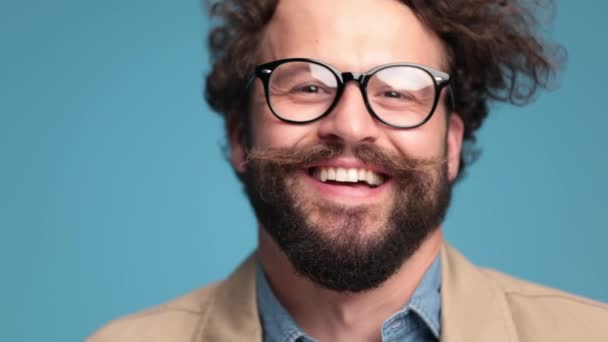 Щасливий Випадковий Чоловік Довгою Бородою Окулярами Відгинаючись Посміхаючись Будучи Захопленим — стокове відео