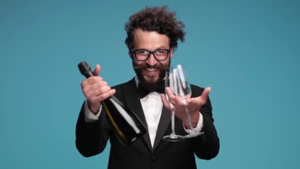 Enthusiastic Unshaved Best Man Recommending Wine Bottle Holding Glasses Smiling — Stockvideo