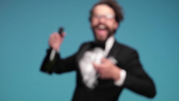 Side View Dancing Best Man Wearing Glasses Tuxedo Holding Wine — Vídeo de Stock