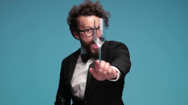 Dancing Curly Hair Man Tuxedo Having Fun Filling Glass Champagne — Αρχείο Βίντεο