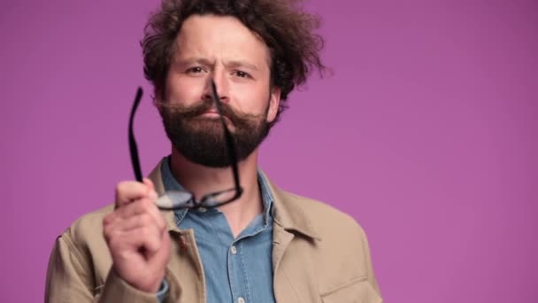 Homem Atraente Com Longa Barba Bigode Gesto Segurando Óculos Boca — Vídeo de Stock