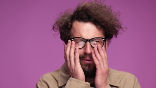 Zdenerwowany Młody Człowiek Długą Brodą Płaczący Nieszczęśliwy Zdejmujący Okulary Wycierający — Wideo stockowe