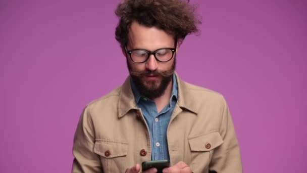 Orgoglioso Ragazzo Casual Camicia Jeans Che Tiene Telefono Mostrando Schermo — Video Stock
