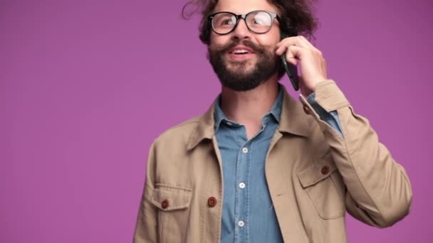 Bello Uomo Casual Con Gli Occhiali Avere Una Buona Conversazione — Video Stock