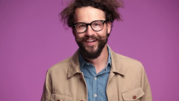 Excité Jeune Décontracté Avec Longue Barbe Moustache Déplaçant Tête Des — Video
