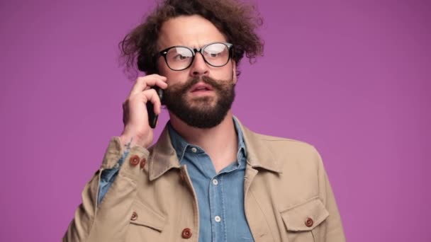 Jovem Atraente Com Cabelos Cacheados Bigode Falando Telefone Segurando Mão — Vídeo de Stock