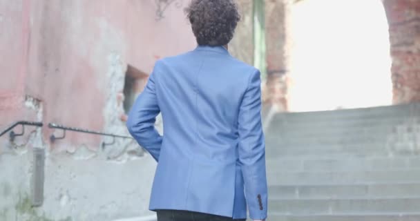 Вьющиеся Волосы Умный Случайный Человек Синей Куртке Держа Чемодан Поднимаясь — стоковое видео