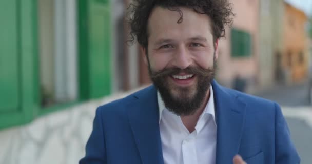 Homem Feliz Atraente Fixando Bigode Sorrindo Rindo Fazendo Rosto Chocado — Vídeo de Stock